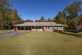 309 Woodland Dr, Seneca, SC 29678