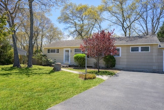 23 Chevy Chase Rd, Hampton Bays, NY 11946