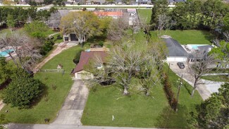 2711 N Saddlebrook Ln, Katy, TX 77494