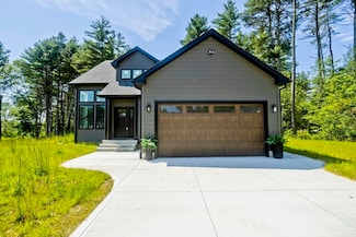 17 Woodland Ln, Belchertown, MA 01007