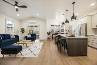 566 Coffee Ln, Ashland, OR 97520