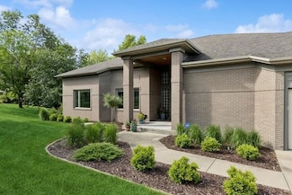 53 Kennedy Pkwy, Iowa City, IA 52246