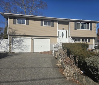 17 Lantern St, Huntington, NY 11743
