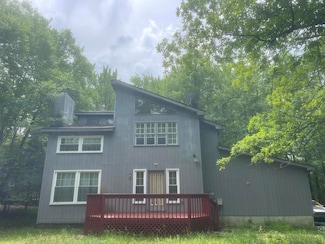 210 Oakenshield Dr, Lehman Township, PA 18324