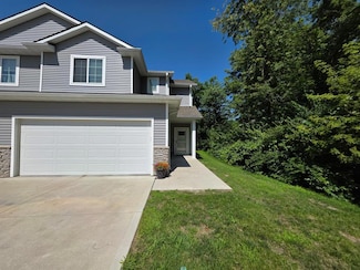 290 Amberwood Dr, Pleasant Hill, IA 50327