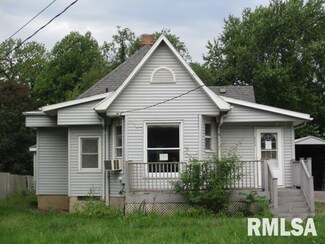 303 N Green St, Roanoke, IL 61561
