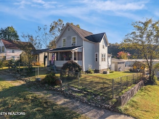 425 Byrd Ave, Harriman, TN 37748