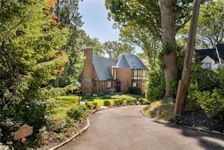 11 Chelsea Dr, Port Washington, NY 11050