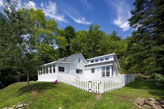21 Pleasant St, Rockport, ME 04856