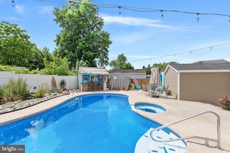16 S Walnut Cir, West Berlin, NJ 08091