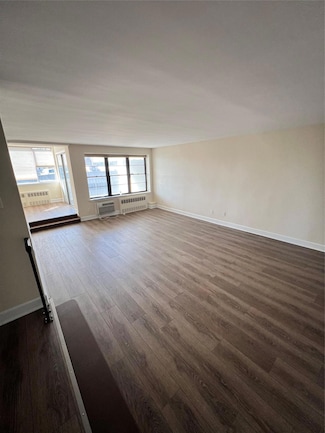 190 1st St Unit 5B, Mineola, NY 11501