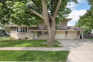 2030 26th St, Marion, IA 52302