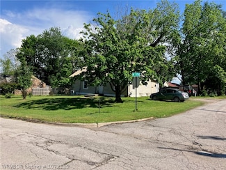 811 W School St, Ozark, AR 72949