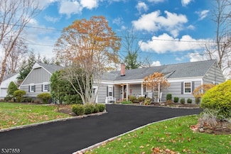 11 Rall Ct, Roseland, NJ 07068