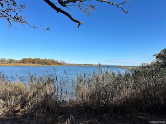 910 Flanders Rd, Riverhead, NY 11901