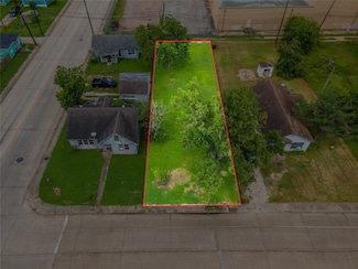 1026 W 4th St, Freeport, TX 77541