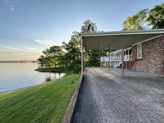 753 E Lakeside Dr, Florence, AL 35630