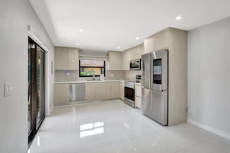 2415 W 67th Place Unit 118, Hialeah, FL 33016