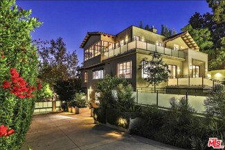 7801 Hillside Ave, Los Angeles, CA 90046