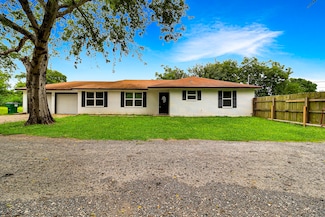 203 E Lance St, Madisonville, TX 77864