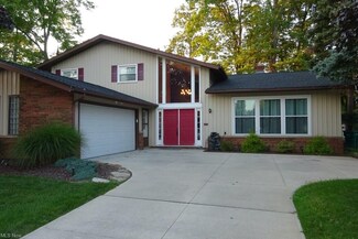 3967 Steven Dr, Seven Hills, OH 44131