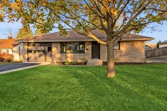 1336 N Madison St, Woodstock, IL 60098