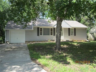 9006 Bayless Rd, Pleasant Valley, MO 64068