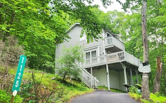 1125 Porter Dr, Bushkill, PA 18324