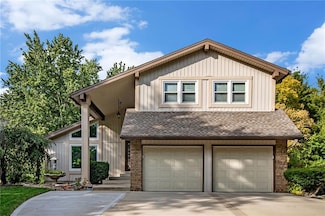 10202 NW Mirror Lake Dr, Kansas City, MO 64152