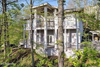 838 Holly Branch Dr, Gatlinburg, TN 37738