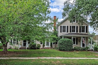 92 Front St, Warsaw, VA 22572