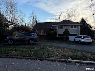 4 Center St, Cresskill, NJ 07626