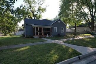 109 E Shawnee St, Paola, KS 66071