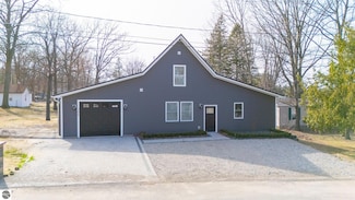 206 Joliet Ave, Houghton Lake, MI 48629