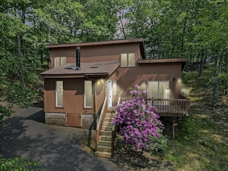 5015 Woodbridge Dr E, Bushkill, PA 18324