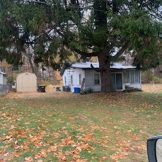 6054 Superior St, Coloma, MI 49038