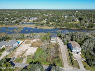 204 W Pelican Dr, Oak Island, NC 28465