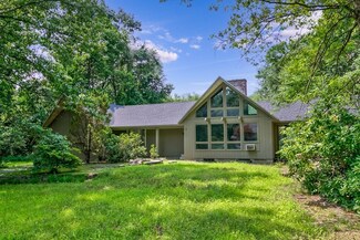 12 Country Club Ln, Turners Falls, MA 01376