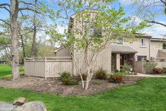 571 N Old Barn Rd, Lake Barrington, IL 60010