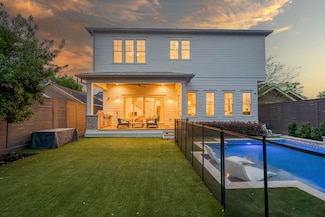 726 E 10th 1/2 St, Houston, TX 77008