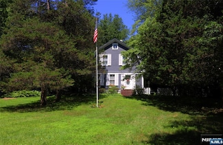 910 Colonial Rd, Franklin Lakes, NJ 07417