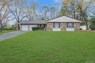 4 Hillsdale Ln, Coram, NY 11727