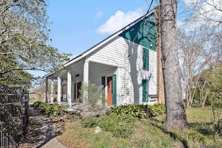 906 E Weber St, Gonzales, LA 70737