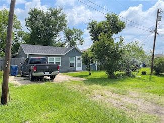 103 Prewitt Ln, West Columbia, TX 77486