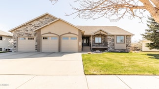 2807 Promontory Dr, Bismarck, ND 58503