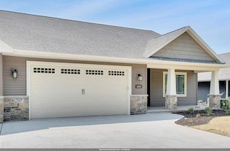 1419 Prairie Lake Cir, Neenah, WI 54956
