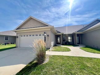 2214 S Stonebrooke Ct, Urbana, IL 61802