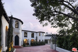 2720 Glendower Ave, Los Angeles, CA 90027