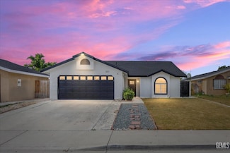 337 Cesar Chavez Ln, Delano, CA 93215