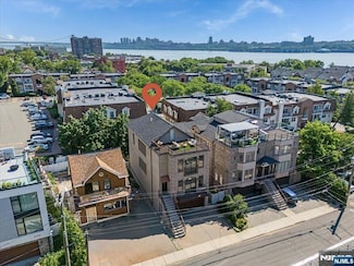 37 Winterburn Place, Edgewater, NJ 07020